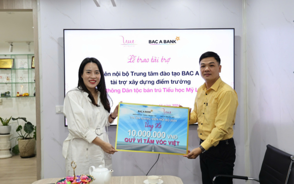 Giảng viên nội bộ của Trung tâm đào tạo BAC A BANK ủng hộ 10 triệu đồng cho chiến dịch gây quỹ cải tạo trường Phổ thông Dân tộc bán trú Tiểu học Mỹ Lý 1